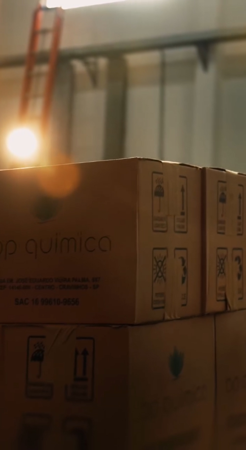 Caixas de produtos BP Química prontas para expedição na fábrica em Cravinhos/SP